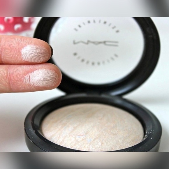 *SOLD* MAC Lightscapade Skinfinish Powder - Picture 3 of 9